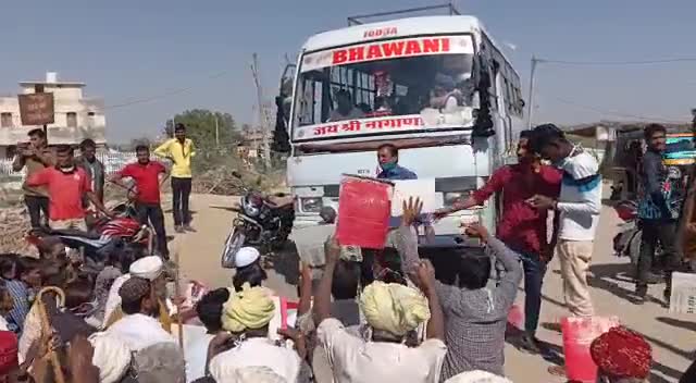 संयुक्त किसान मोर्चा के #चक्का_जाम कॉल पर #राष्ट्रीय_किसान_मोर्चा और सहयोगी संगठनों द्वारा गडरा रोड,बाड़मेर में प्रदर्शन