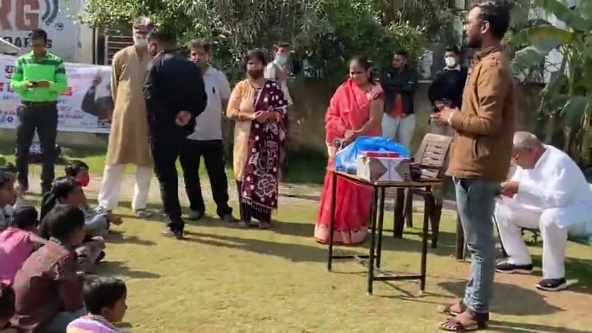 पार्षद रेखा यादव जी के सहयोग से जरूरतमंद बच्चों को पढ़ाई से सम्बंधित सामग्री व फलों का वितरण किया गया #kota #ward53 #bjp