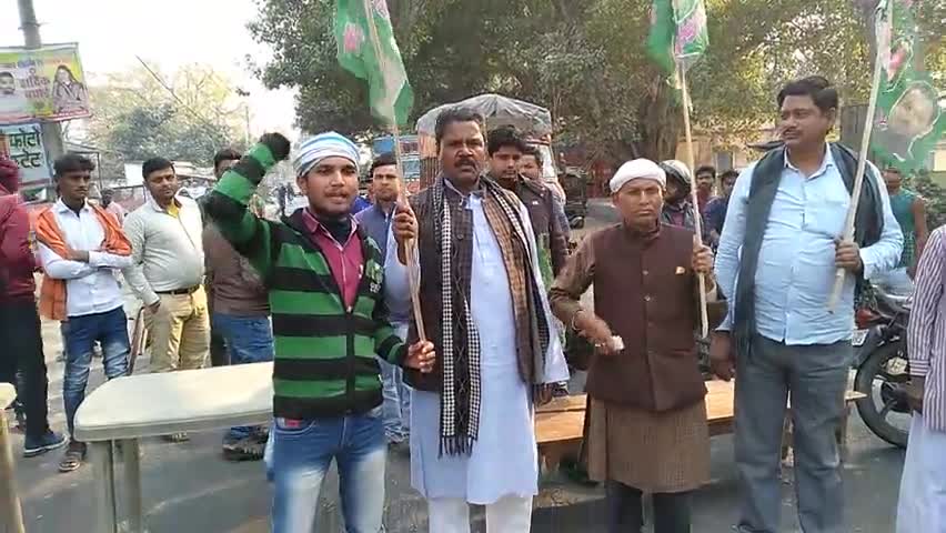 वैशाली: किसान विरोधी काले कानून के खिलाफ #चक्का_जाम करते वैशाली प्रखंड मुख्यालय पर आपका- भाई संजय पासवान (वैशाली)