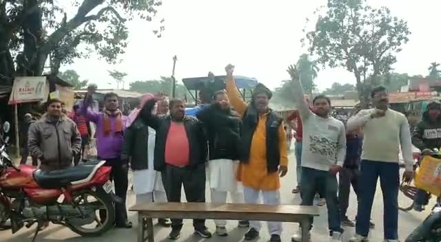 किसानों के भारत बन्द के अवाहान पर रतनपुर बाज़ार में NH106 को चक्का जाम करते हुये #KisanAandolan
