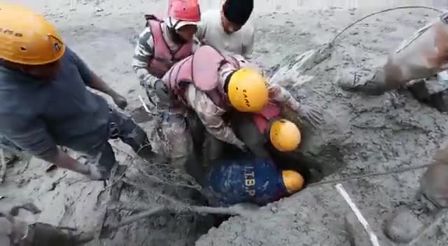 चमोली जल प्रलय के बाद #NDRF देवदूत बनकर आयी..टनल से निकले मजदूर की खुशी देखिये!