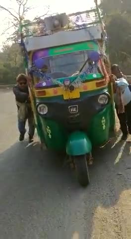 मनुष्य की सेवा हीं ईश्वर की सच्ची पूजा है.....
 1😊घाटी में सपरिवार फंसे हुए थे अब घाटी में धका देकर बढ़ाया।
#मानव सेवा