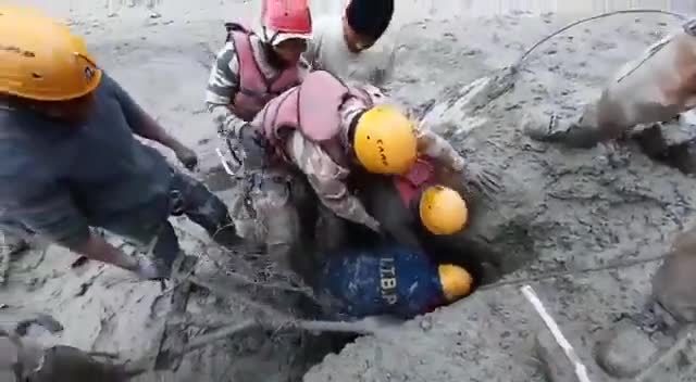 चमोली जल प्रलय के बाद #ITBP जवानों ने  टनल में फंसे मजदूरों को सुरक्षित बाहर निकाला...