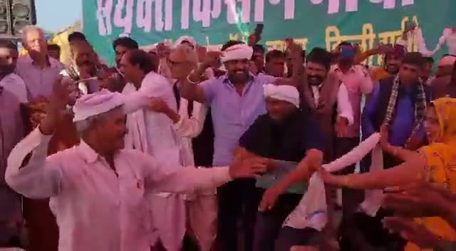 #किसान_आंदोलन
हरियाणा बॉर्डर पर किसान आंदोलन की 
झलक
#किसान_आंदोलन
﻿#Rakesh_Tickait