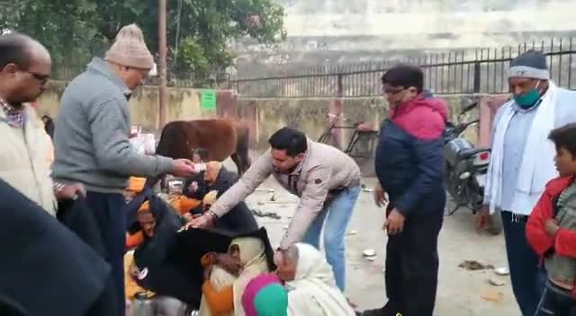 साईं मंदिर पर कंबल वितरण करते हुए भारतीय जनता पार्टी के नगर अध्यक्ष आकाश अग्रवाल #बजरंगी जी