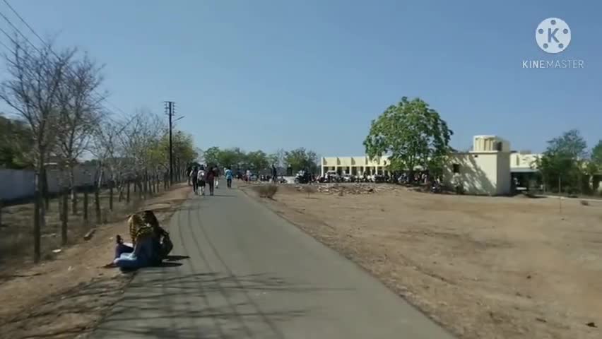 हरसूद: *शासकीय महाविद्यालय हरसूद में स्नातक परीक्षा फार्म भरने को उमड़ी छात्रों की भीड़*

#news #india #chhanera #harsud