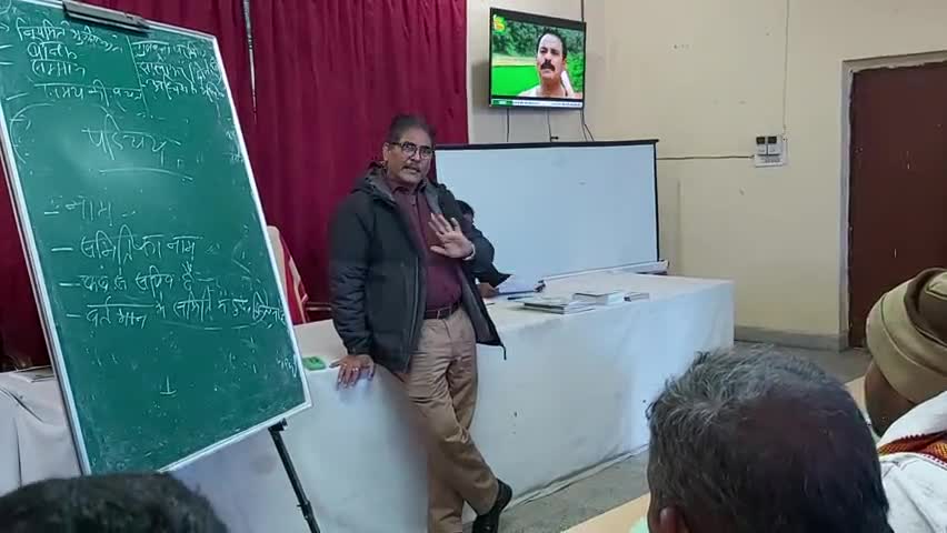 कृषि विज्ञान केंद्र भोजपुर के हेड डॉ द्विवेदी सुधा डेयरी से जुड़े  सचिवों को #डेयरी से कैसे लाभ ले विषय की  जानकारी दिए