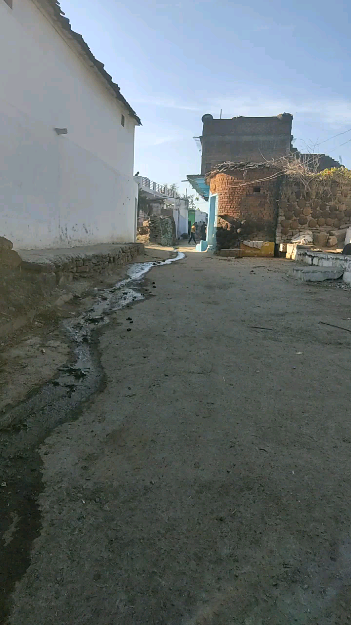 रहली: छिरारी गांव के बजरंग चौक के समीप बहता गंधा पानी  
सफाई की कोई वयवस्था नहीं ।।#Swatchbharatmission