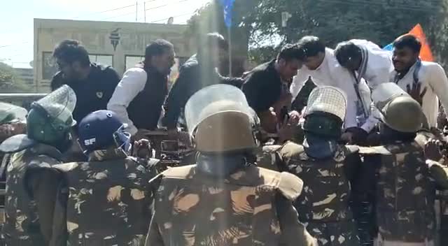 आंदोलन कर रहे एनएसयूआई के हजारों कार्यकर्ता पुलिस वैरिकेटिंग तोड़ अंदर घुसे।
पुलिस रोकने में रही असमर्थ।
#छात्र_एकता