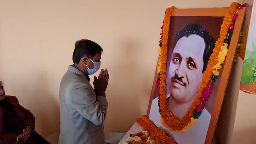 #PanditDeepDayal जी की पुण्यतिथि पर #BJP ने मनाया #SamarpanDiwas
दीनदयाल जी को पुष्पांजलि अर्पित की।
