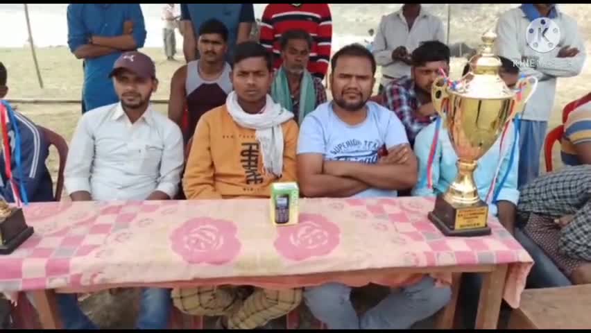नारायणपुर प्रखंड के बिरबन्ना ग्राम में चल रहे #सेमीफाइनल क्रिकेट का उद्घाटन समाजसेवी #अजय रविदास ने किया।
