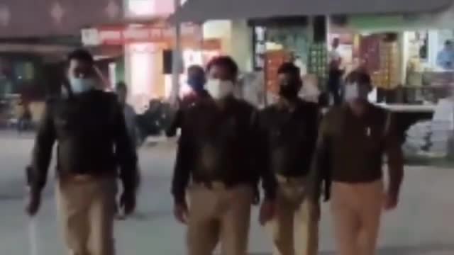 सेवराई: त्योहारों के मद्देनजर शांति व्यवस्था बनाए रखने व संदिग्धों की जांच हेतु गहमर पुलिस ने भदौरा में किया पैदल गश्त #त्यौहार