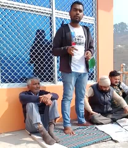 पिथौरागढ़: मुवानी के क्षेत्र के क्षेत्रपंचायत सदस्य कमल दा ने बेरोज़गारी के बारे में बताया कि बीजेपी ने युवा को नौकरी#पिथौरागढ़
