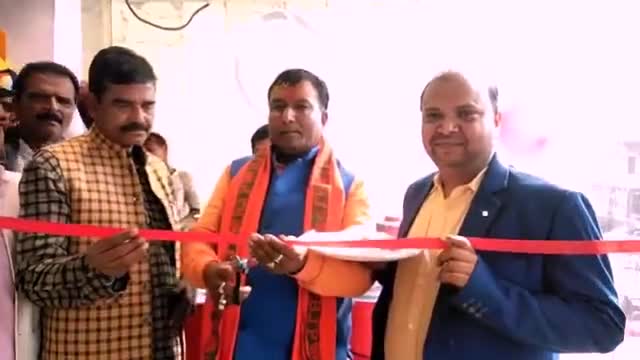 आज #बांगरमऊ में लखनऊ रोड पर #M_Mart का उद्धाटन करते हुए।