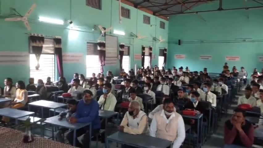 उत्कृष्ट उच्चत्तर माध्यमिक विद्यालय क्रमांक 1 #टीकमगढ़ में बंसत पंचमी उत्सव में विधायक राकेश गिरी जी शामिल हुए