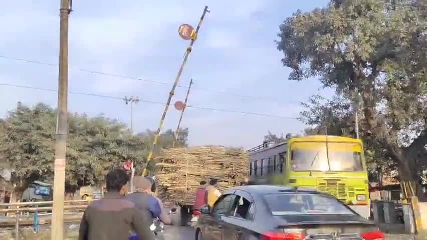 धनौरा: फाजलपुर रेलवे फाटक के बीच में गन्ने से लदी ट्रैक्टर-ट्राली हुई खराब, रेलवे विभाग में मचा हड़कंप #हड़कंप