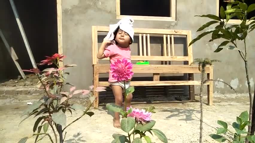 बेटी कियारा अपने निर्माण हो रहे फार्महाउस में खेलती हुई ।
#kiara #nitishmandal
