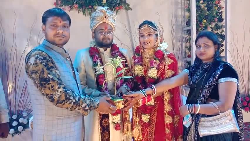 कटिहार शहर के गण्यमान व्यक्ति अरविंद पोद्दार जी के पुत्री अंकुप्रिया जी के विवाह पे पौधा भेट कर शुभकामनाएं #पहल पर्यावरण