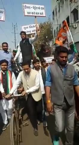 #युवा_कांग्रेस #कानपुर गैस,पेट्रोल, डीजल के दाम बढ़ने के विरोध में रिक्साट्राली पर मोटरसाइकिल रख कर पैदल खींच विरोध दर्ज