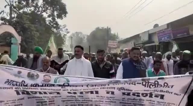 पीलीभीत: पीलीभीत में भारतीय किसान यूनियन के राष्ट्रीय आव्हान पर रेल ट्रैक पर प्रदर्शन करने जाते किसान#﻿@﻿@#kisanandoaln