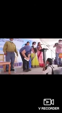 स्नेह की कोई भाषा नही होती। ओर न ही उस स्नेह के अभिव्यक्ति की । पॉन्डचेरी में #राहुल गांधी जी के संवाद का एक पल
#WithRG