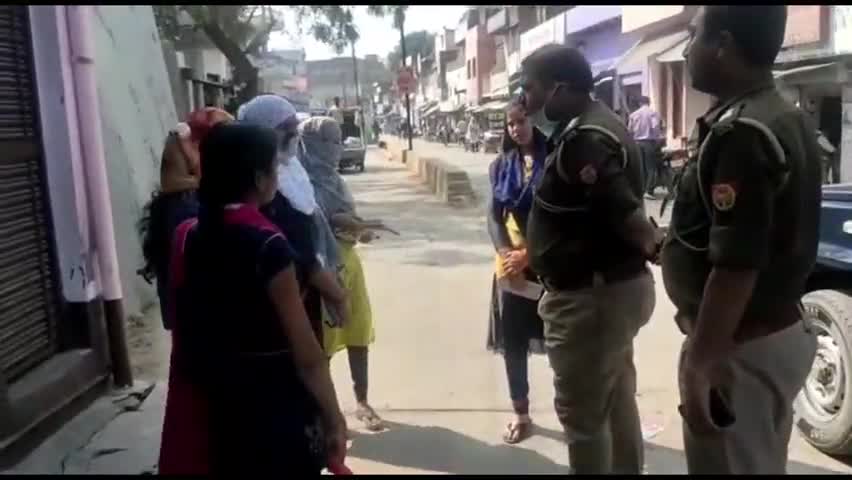ज़मानिया: जमानियां कोतवाली पुलिस द्वारा कॉलेज जा रही छात्राओं को मिशन शक्ति की जानकारी देकर किया गया जागरूक #मिशन_शक्ति