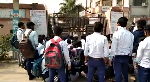 बख्शी का तालाब: #noscholarshipnofee 
हमारी मांगे पूरी करो 
#student_unity_zindabad