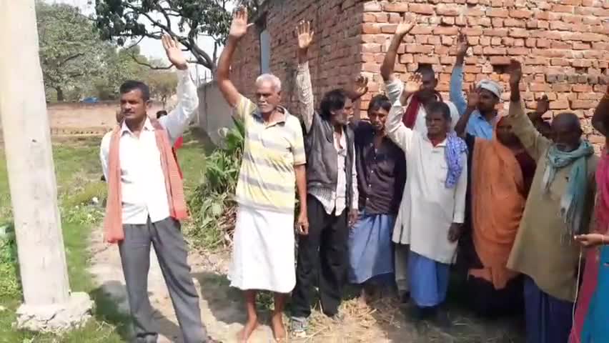 ज़मानिया: बघरी गांव की हरिजन बस्ती में पानी निकासी की व्यवस्था नहीं होने से परेशान हैं बस्ती के ग्रामीण #जन_समस्या