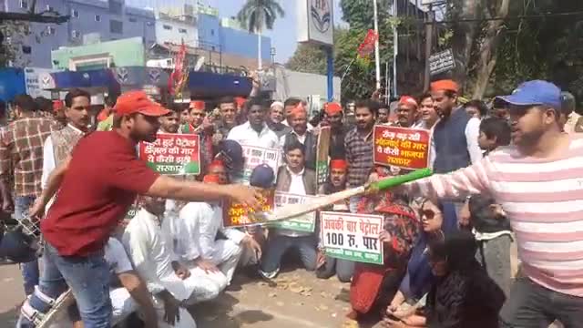 #सिराज_हुसैन जी के नेतृत्व में #डीजल_पेट्रोल के #दामों में रोज हो रही #वृद्धि के विरोध में क्रिकेट किट पहन के विरोध किया