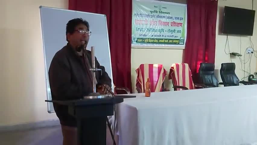 डॉक्टर द्विवेदी हेड केवीके भोजपुर #किसानों को अच्छे #दूध उत्पादन एवं #पशुधन प्रबंधन की जानकरी किसानो को दे रहे हैं ।