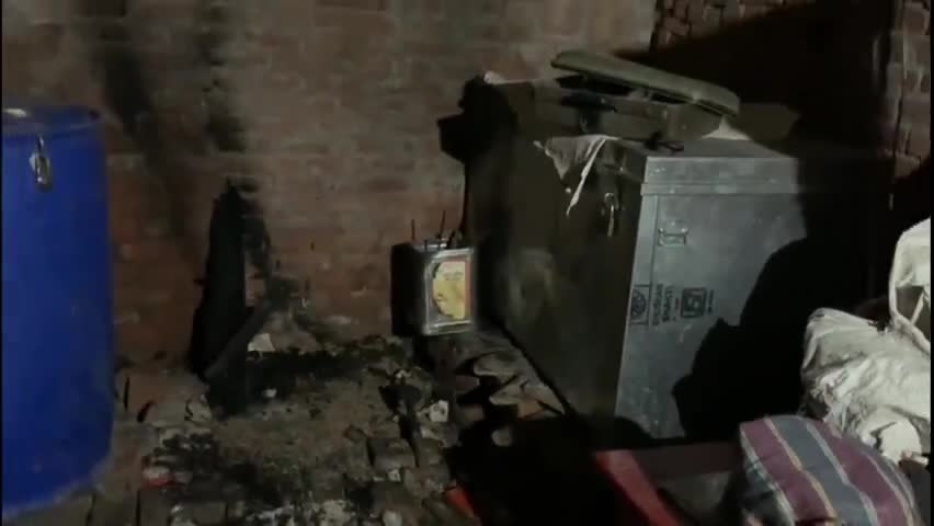 लालगंज: बगही मिर्जापुर दलित बस्ती में देर रात शॉर्ट सर्किट से लगी आग, गरीब मजदूर का हजारों का सामान जलकर हुआ नष्ट #अग्निकांड