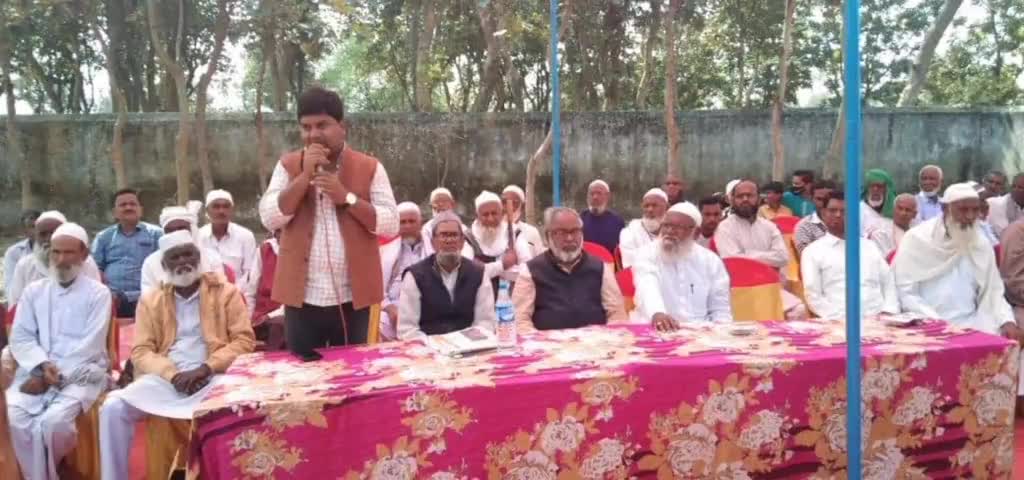 गढ़वा: सदर प्रखंड के अंचला गांव में मुस्लिम समुदाय की बैठक, कब्रिस्तान से होकर बनने वाली बाईपास सड़क को लेकर की गई चर्चा #बाईपास