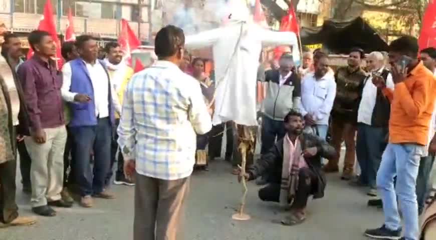 डंडा: भाकपा माले ने रंका मोड़ पर केंद्र सरकार का पुतला दहन किया, डंडा प्रमुख भी रहे मौजूद #पुतला_दहन #केंद्र_सरकार