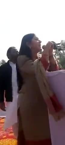 अगर किसानों को अपने हक की लड़ाई के लिए
सड़क पर आना पड़े तो वोट देकर सरकार बनाना व्यर्थ है - डाली शर्मा
#kisankibaat