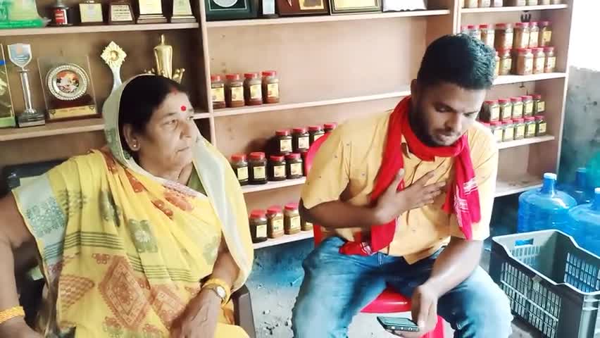अंकित भारद्वाज किसान चाची के साथ।

टीम मुजफ्फरपुर एवम बिहार से है कि साझा साक्षात्कार।

#teammuzaffarpur