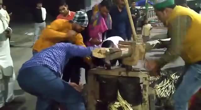 #किसान_आन्दोलन
केंद्र सरकार ने अगर किसानों की मांग नही
मानी तो सभी किसान तम्भू गाड़ के वही रहेंगे