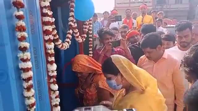 दरौंधा: मदारी चक्र वार्ड नंबर 17 में मुखिया चुनचुन शर्मा व सांसद कविता सिंह ने फीता काटकर नल जल का किया शुभारंभ उद्घाटन #नलजल
