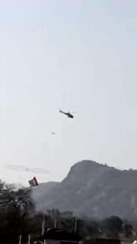 गढ़वा: #गढ़वा मे देखा गया  हेलीकॉप्टर,जिस्से  वहां लोगो के  बाना  कौतुलहल का विषय