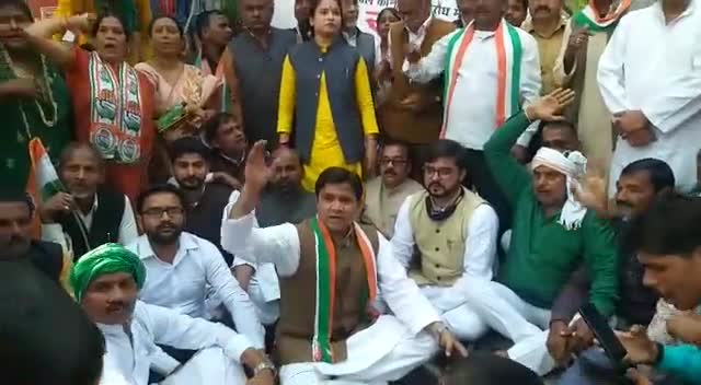 बाराबंकी में #किसान_आंदोलन के समर्थन में जिलाधिकारी कार्यालय पर धरना प्रदर्शन। #tanujpunia