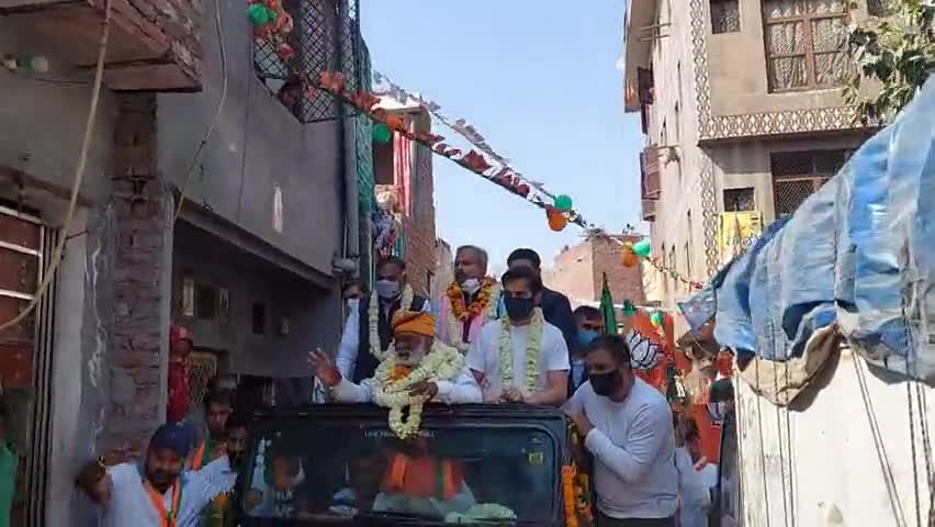 विज्ञापनों पर करोड़ों खर्चने से आपका चेहरा चमक सकता है मुख्यमंत्री जी, जनता की तक़दीर नहीं!
#mcdelection #gautamgambhir