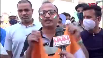 भारत में अब #तिरंगे_झंडे पर रोक लगी!
  भारत के झंडा पर रोक लगाने वाले जनता बक्से गानी
   #न्यू_इंडिया.......