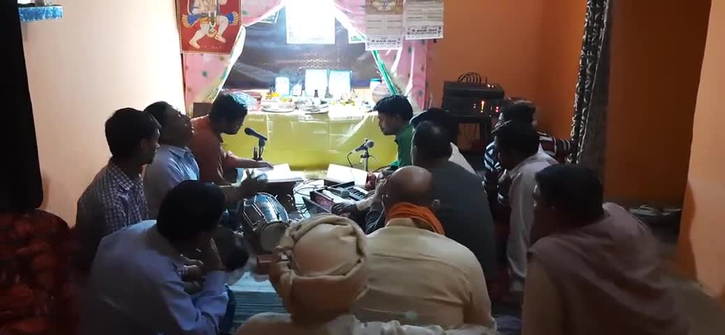 आज ग्राम #हुरहुरी में त्रिवेणी #गंगवार जी के घर  श्रीरामचरितमानस पाठ का प्रारंभ हुआ एवं ढोलक बाजे के साथ सभी राम भक्तों