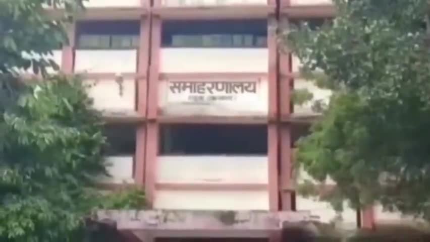 गढ़वा: जिला समाहरणालय में पुलिस उपाधीक्षक मुख्यालय के रूप ने सुदर्शन आस्तिक ने दिया योगदान    #पुलिस  #योगदान