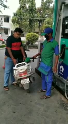 एक बूंद पेट्रोल की कीमत तुम क्या जानो नरेंद्र बाबू।। 🤣
#PetrolPrice #पेट्रोल