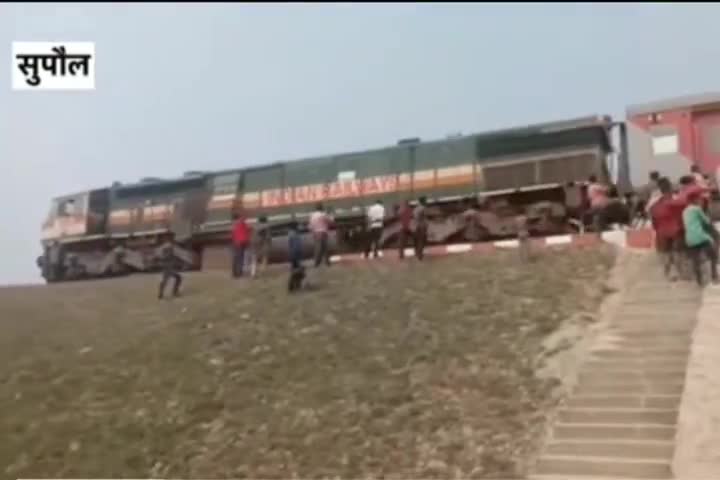 सुपौल के निर्मली में ट्रेन के पहुंचने में लग गए 87 साल, जानिए इसके पीछे की वजह ! #रेल #सुपौल #निर्मली