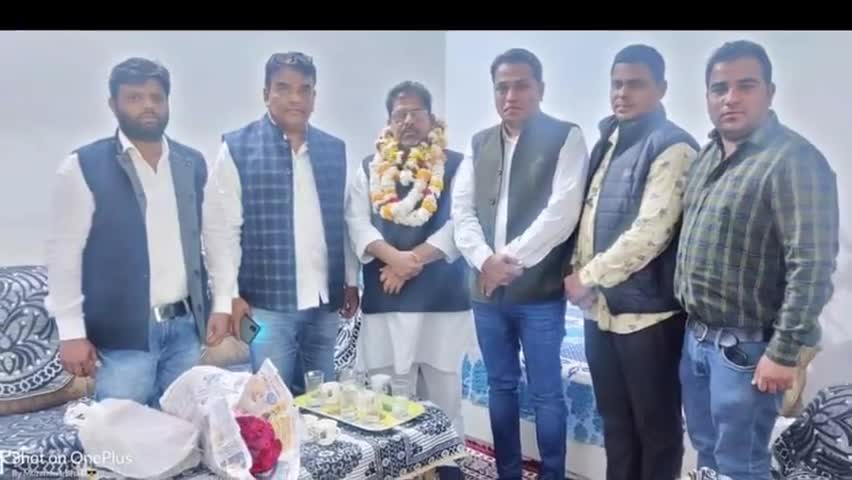 सुजानगढ़ नगर परिषद की नवनिर्वाचित सभापति छोटी बहन #नीलोफर  #गौरी को उनके निवास पर जाकर मुबारकबाद् दी साथ मे शाकिर बहलीम्