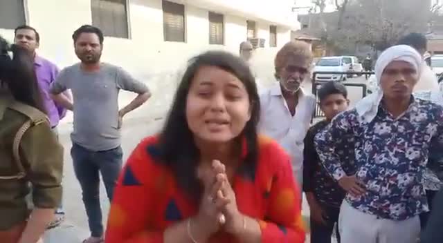 चुल्लूभर पानी में डूब मरो...😢
#छेड़छाड़ का विरोध करने पर
पिता को उतारा मौत के घाट।