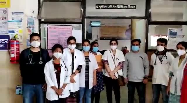 रांची। रिम्स में आज 2 मार्च 2021 को भी जूनियर डॉक्टर काला बिल्ला लगाकर काम कर रहे हैं। #Rims