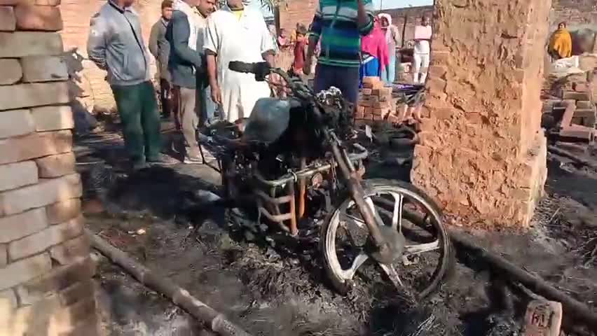 सेवराई: सेवराई के दलित बस्ती में शार्ट सर्किट से हुई आगलगी में 5 मड़हे, मोटरसाइकिल सहित घर गृहस्थी का सामान जलकर हुआ राख #आगलगी