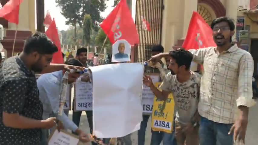छात्र-नौजवानों पर लाठीचार्ज क्यों नीतीश #modi_jawab_do .
◆आइसा कार्यकर्ताओ ने नीतीश कुमार का बेगूसराय में  फूंका पुतला